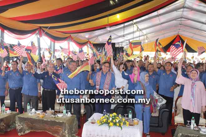  Abang Johari (tiga kanan) dan Juma’ani bersama (dari kiri) Dr Rundi, bekas Timbalan Ketua Menteri Datuk Patinggi Tan Sri Alfred Jabu Numpang, Uggah dan Morshidi bersama tetamu lain pada Majlis Perasmian Program Sejiwa Senada di Saratok, semalam.