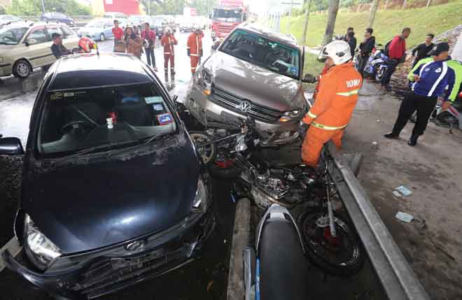  Sekumpulan penunggang dan pembonceng motosikal berdepan detik cemas apabila 12 buah motosikal yang diletakkan di bawah jambatan ketika berteduh semasa hujan terperosok dibawah sebuah kenderaan utiliti sukan (SUV) dan sebuah Perodua Axia di Kilometer 258 Lebuhraya Utara Selatan (PLUS) menghala ke utara kira-kira 2 petang semalam. — Gambar Bernama