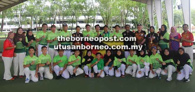  (Barisan belakang, empat kanan) Emma, Dr Simon, Awang Mahyan, Zuradi (enam kiri) dan Siti Zalina bersama jurulatih dan atlet-atlet boling padang Sarawak semalam.  
