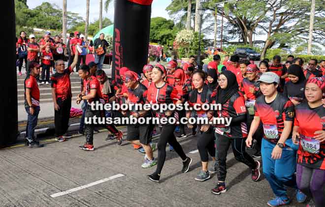  Fadillah menyempurnakan pelepasan peserta larian ‘Battle of The Reds Run 2018’ di Kuching semalam.