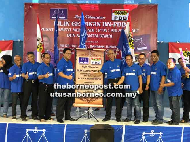  Dr Abdul Rahman melancarkan Bilik Gerakan PRU Ke-14 BN-PBB Zon Telaga Air di PTM Selang Laut di Kuching, malam kelmarin. 