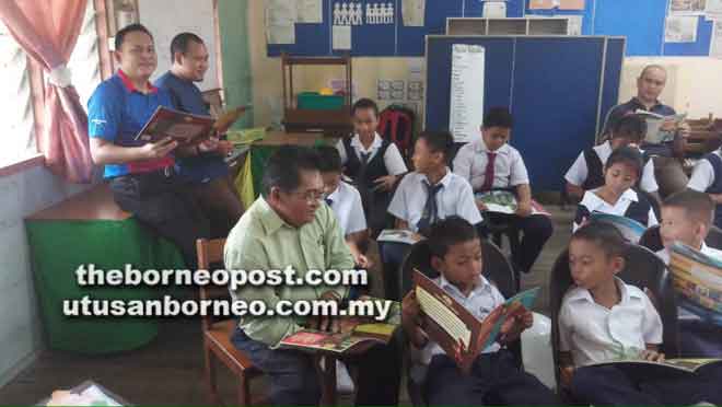  Guan bersama murid-murid SK Rajau Ensika pada sesi bacaan secara serentak sempena Kem Membaca 1Malaysia (KM1M) 2018.