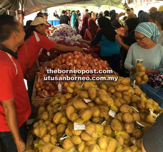  Orang ramai sibuk membeli-belah untuk mendapatkan pelbagai barang makanan dan keperluan asas yang dijual pada harga rendah.