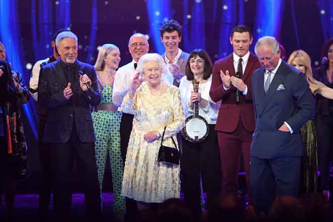  Diiringi Charles (kanan), Elizabeth II melambai kepada hadirin semasa menghadiri konsert khas ‘Parti Hari Jadi Ratu’ di Royal Albert Hall, London kelmarin. — Gambar Reuters