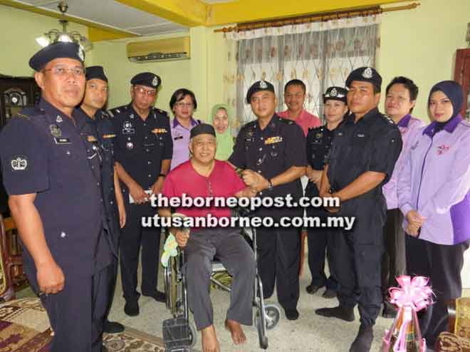  Merbin bersama pegawai serta anggota dari IPD Padawan melawat Jack di kediamannya semasa program Jejak Kasih IPD Padawan.