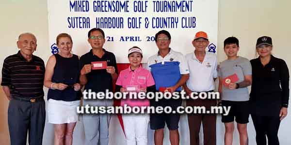 ANTHONY (dari kiri), Ana, Thomas, Patricia, John, Sheryn, Hiew dan Eliza selepas Majlis Penyampaian Hadiah Kejohanan Golf Greensome Campuran 2018 di SHGCC pada Sabtu.