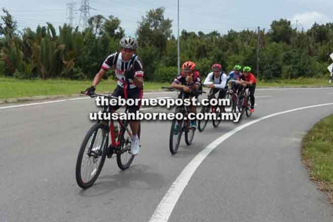  Para peserta program Kayuhan Terabai Menua bersemangat berbasikal ke Pantai Belawai.