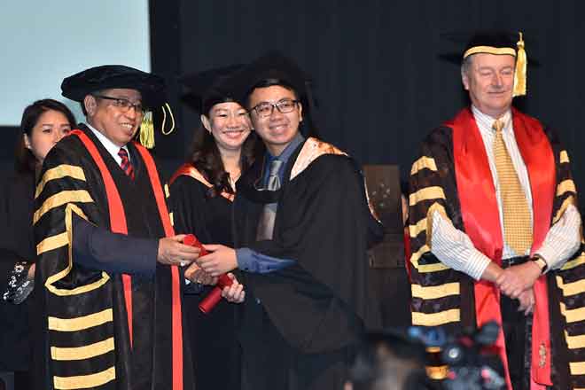  Abang Johari nyuaka skrol ngagai siku graduet Universiti Teknologi Swinburne Kampus Sarawak di Kuching kemari. 