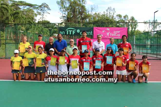  Presiden SLTA, Datuk Patrick Liew bersama pasukan layak ke perlawanan akhir Junior Fed Cup BNP Paribas 2018.