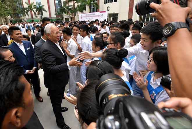  Najib beramah mesra bersama sebahagian para pelajar Sekolah Menengah Kuen Cheng ketika majlis perasmian bangunan baharu sekolah tersebut semalam. — Gambar Bernama