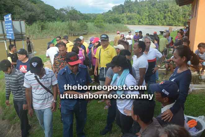  Penatai Jamit disambut sida ke tasah angus ti begelumu ba tebing sungai di Sungai Ibau, ba mua rumah panjai ke angus.