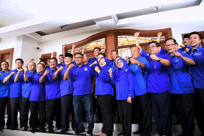  Idris (tengah) bersama sebahagian calon BN bagi Dewan Undangan Negeri dan Parlimen selepas pengumuman calon di Seri Bendahara, di Melaka semalam. — Gambar Bernama