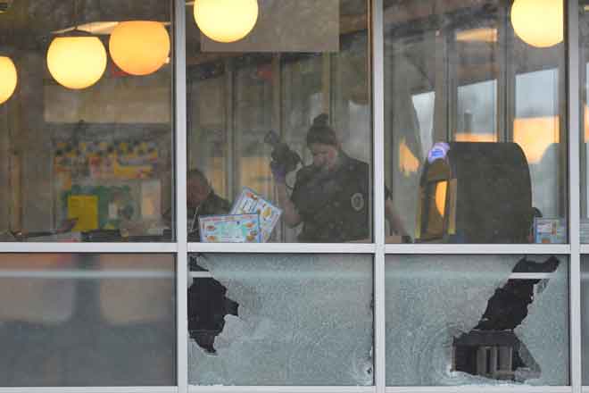  Polis memeriksa bahagian dalam Waffle House di Nashville selepas Reinking (sisipan) disyaki menembak mati empat orang di restoran tersebut kelmarin. — Gambar Reuters/AFP 