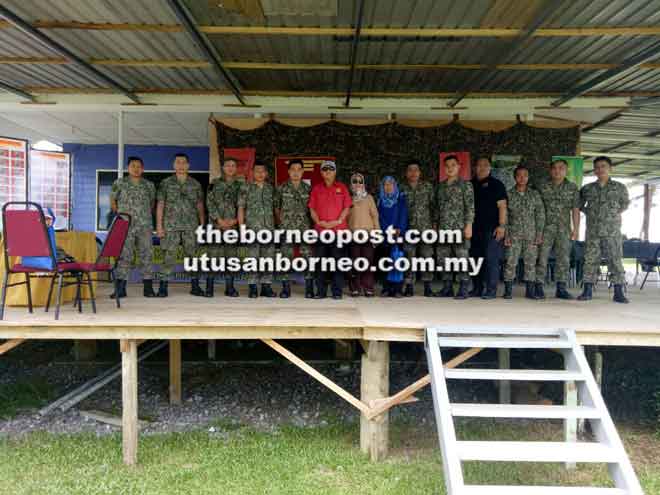  Mohd Chee berkunjung ke program ‘Roadshow MCTC’ di Tanjung Kembang, Kabong baru-baru ini.