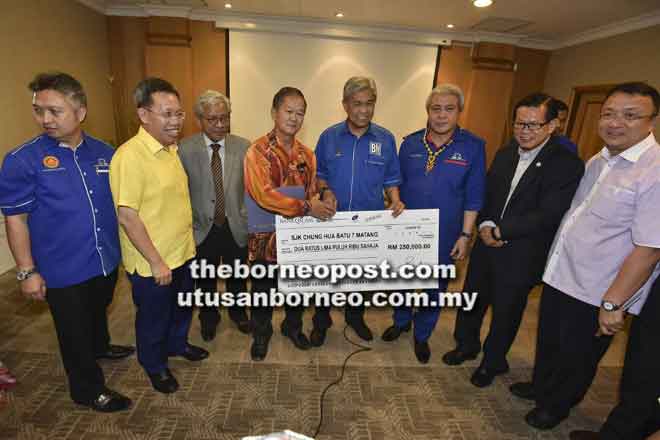  Zahid nyuaka chek ngagai pengari SJK Chung Hua Bt7 Matang di Kuching.