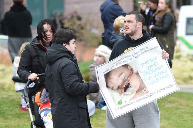  Orang ramai berhimpun untuk membantah selepas pengumuman bahawa Mahkamah Hak Asasi Manusia Eropah enggan campur tangan dalam kes Alfie Evans di luar                       Hospital Kanak-Kanak Alder Hey di Liverpool kelmarin. — Gambar AFP