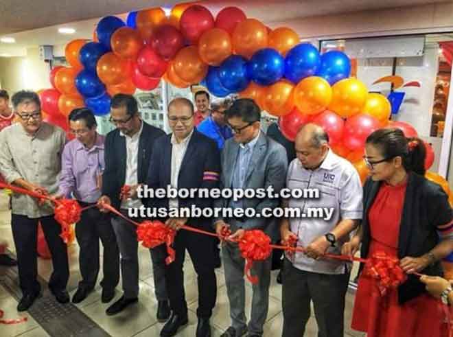   Sudirman (empat kiri) bersama Christopher (tiga kanan) melancarkan cawangan TAD baharu di UTC Kuching, kelmarin.