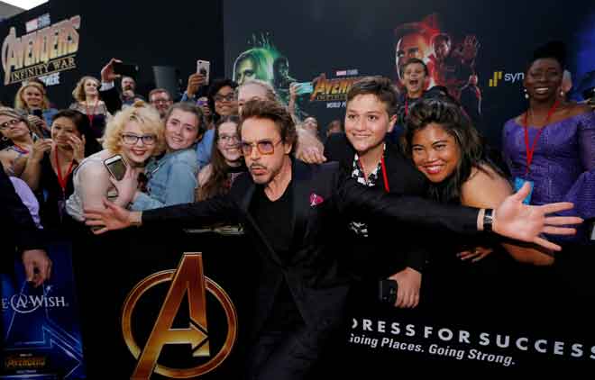  Infinity Wars’ bergambar bersama para peminat beliau semasa tayangan perdana dunia filem itu di Los Angeles pada Isnin. — Gambar Reuters