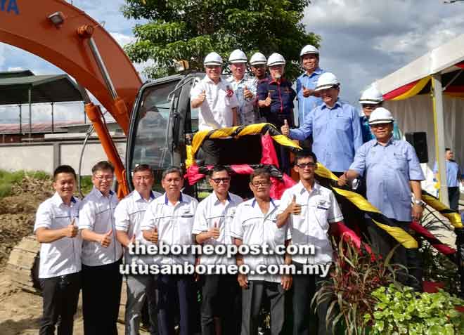  (Atas, dari kiri) Awang Tengah, Ngieng, Asfia (empat kiri) dan yang lain pada Majlis Pelancaran Projek Naik Taraf Estet Perindustrian Rantau Panjang, Sibu semalam.