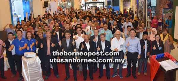 RAYMOND bersama tetamu kehormat dan peserta seminar.