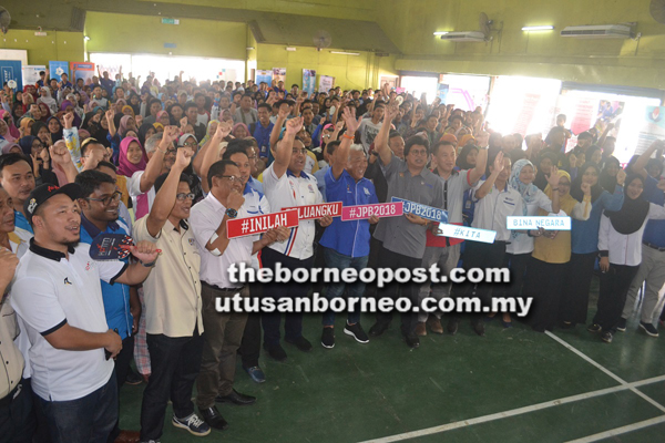 BUNG Moktar bersama tetamu jemputan dan pelajar lepasan sekolah yang menghadiri JPB di Kinabatangan.