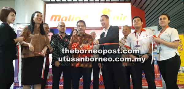 Krishna memotong riben bagi melancarkan semula laluan penerbangan Kota Kinabalu-Jakarta sambil diperhatikan oleh Pengurus Wilayah Sabah Sarawak Wilfred Wong dan kenamaan lain.