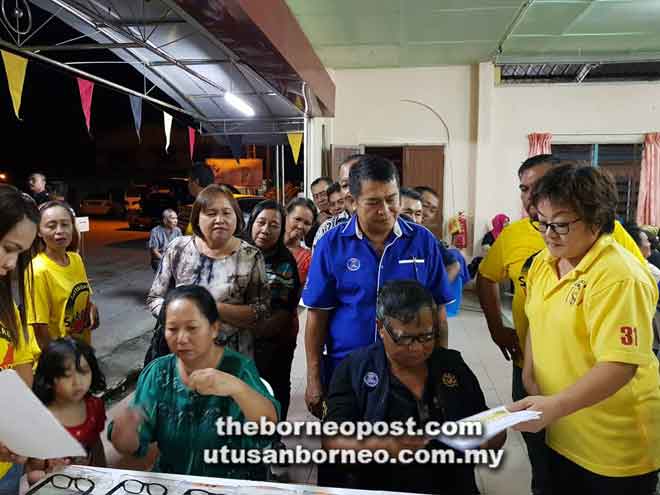  Ling membantu penduduk mendapatkan cermin mata menerusi program anjuran Pergerakan Wanita SUPP Cawangan Simanggang.