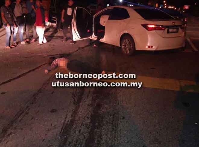  Salah seorang mangsa tertiarap di tempat kejadian selepas motosikal mereka dilanggar kereta di Jalan Pujut-Miri awal pagi semalam.