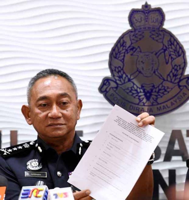  Hasnan menunjukkan borang permohonan permit untuk calon membuat ceramah pada musim kempen sempena Pilihan Raya Umum ke-14, ketika sidang media berkenaan di Ibu Pejabat Polis Kontinjen Perak (IPK), Ipoh semalam. — Gambar Bernama