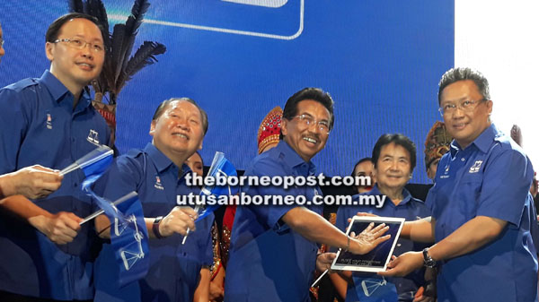 MUSA (tiga kiri) menyempurnakan gimik pelancaran manifesto BN Sabah sambil disaksikan oleh Abdul Rahman (kanan).