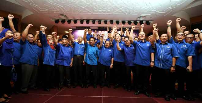  Musa mengangkat tangan bersama calon-calon Barisan Nasional (BN) selepas membuat pengumuman calon BN pada Majlis Pengumuman Calon BN Negeri Sabah Pilihan Raya Umum Ke-14 di Bangunan UMNO semalam. — Gambar Bernama