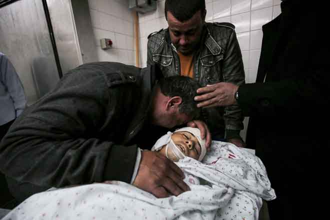  Saudara mara Oweida meratap di sisi jenazahnya di rumah mayat di hospital di Khan Yunis di selatan Gaza semalam. — Gambar AFP