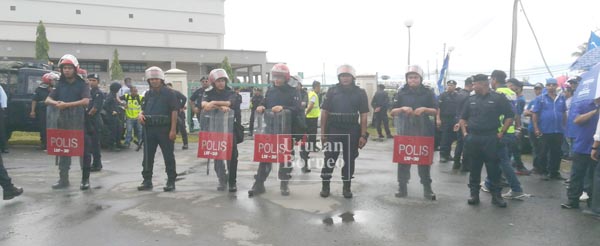 PEGAWAI dan anggota polis berkawal di pagar utama pusat penamaan calon di Dewan Sri Perdana.