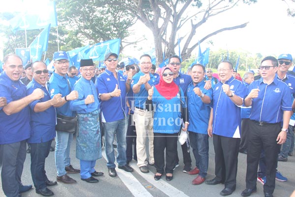 Rozman (empat kiri) bersama penyokong BN di luar pusat penamaan calon di KML.