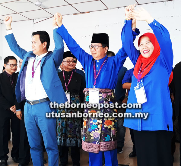 CALON BN Azizah (kanan), Isnin (tengah) dan Limus (kiri) mengangkat tangan bersama-sama selepas pengumuman calon PRU14.