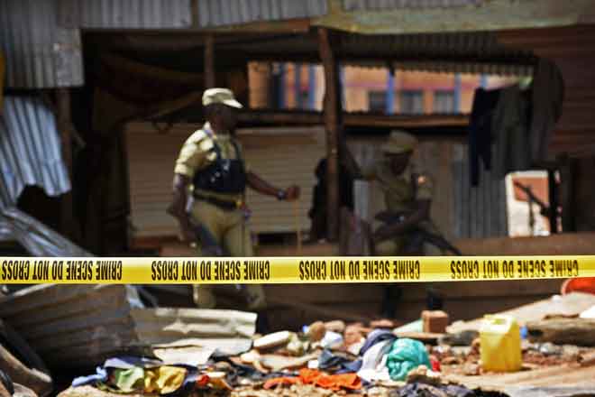  Pegawai polis Uganda berkawal di tempat kejadian berikutan operasi polis Uganda dan tentera ke atas‘pusat radikilasi’ di masjid Usafi Kampala, kelmarin. — Gambar AFP