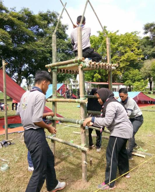 AHLI Pengakap tekun menyiapkan gejet yang turut memenangi pertandingan itu.