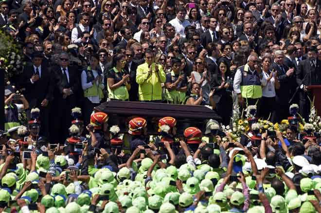  Keranda Arzu diiringi anggota tentera semasa upacara pengebumiannya di Bandar raya Guatemala kelmarin. — Gambar AFP