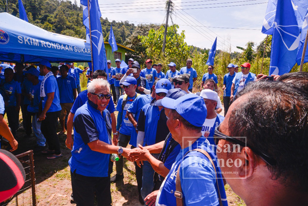 BUNG Moktar bersalaman dengan penyokong BN di Kampung Bilit.