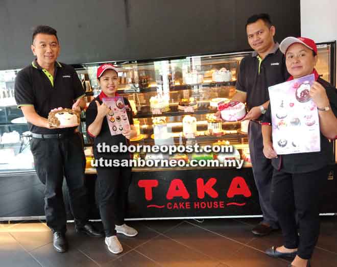  Eksekutif Kanan Everrise BDC Siaw Siew Tiong (kiri sekali), Penyelia Jualan Taka Cake House Noreena Adris (dua kiri), Penyelia Everrise BDC Mong Majit (dua kanan) dan Penyelia Jualan Taka Cake House BDC Teresa menunjukkan promosi sempena sambutan Hari Ibu kepada orang ramai di Kuching, semalam.