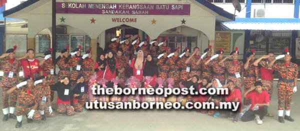 PASUKAN Kadet Bomba (KBPM) muncul juara keseluruhan Perkhemahan Agung Unit     Beruniform 2018 SMK Batu Sapi Sandakan bersama guru penasihat,  Juliana    Djumarang dan Sarimah Haji Kassim.