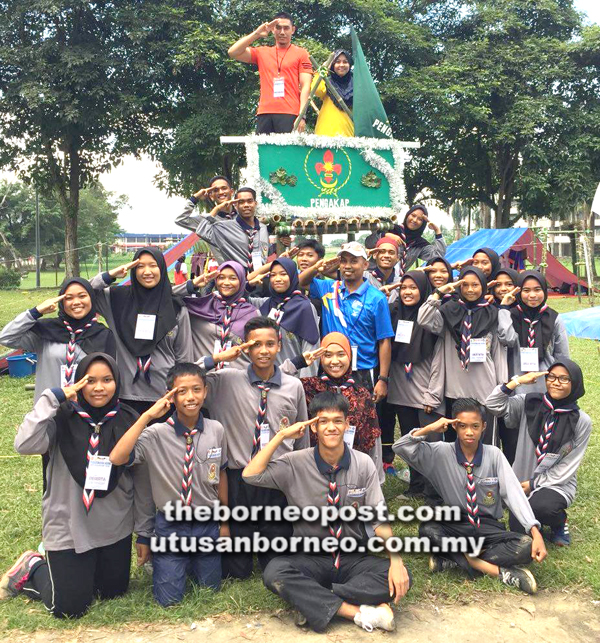 AHLI Pengakap SMK Batu Sapi bergambar bersama dengan guru penasihat,  Shanti     Periki serta hakim pertandingan di hadapan gejet yang muncul johan pertandingan     gejet.