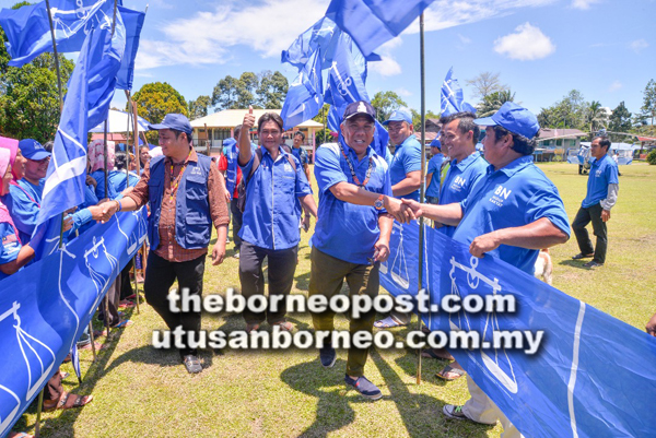 MASIUNG (kiri) bersama Bung Moktar bersalaman dengan penduduk Kampung Kuamut.