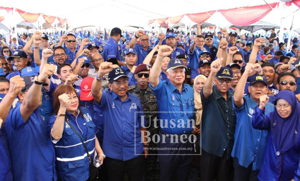 NAJIB bersama para calon BN di kawasan Parlimen Tawau dan Kalabakan melaungkan Tetap BN bersama para penyokong mereka di Padang Bandaran Tawau.