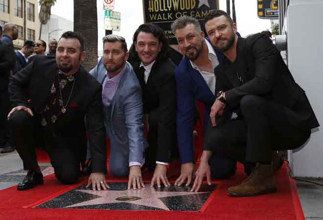  Justin bersama Joey, JC, Lance dan Chris semasa mendedahkan bintang Walk of Fame kelmarin. — Gambar Reuters