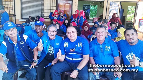 MOHD Rafi (tiga dari kanan) bersama pengundi BN yang hadir di PDM Kg Durian Tunjong.