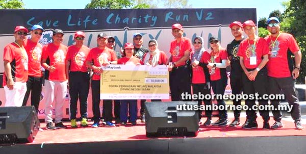 BUHTAMAM (lima kiri) menyerahkan replika cek dana berjumlah RM10,000 kepada Unit Hemodialisis HQE.