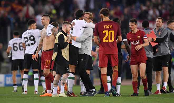  Klopp (tengah) meraikan kejayaan Liverpool memenangi perlawanan menentang AS Roma sekali gus melangkah ke final Liga Juara-Juara untuk bertemu dengan Real Madrid. — Gambar Reuters