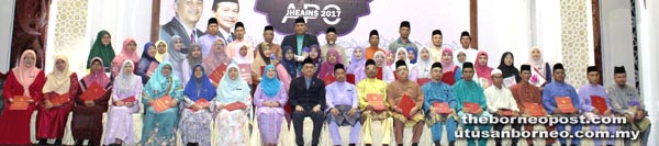 ARIFIN (duduk, sembilan kiri) bersama Afsah (duduk, lapan kiri) dan Sidik (duduk, sepuluh kanan) bergambar dengan penerima Anugerah Perkhidmatan Cemerlang Jheains 2017.
