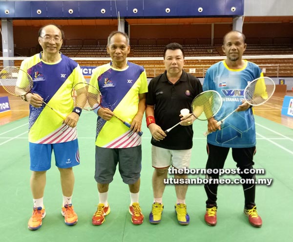 PERLAWANAN Sumbangsih,  (dari kanan) Sudirman, Buchu, Penyuki dan Anthony. Keputusan seri 24-22/ 21-19.